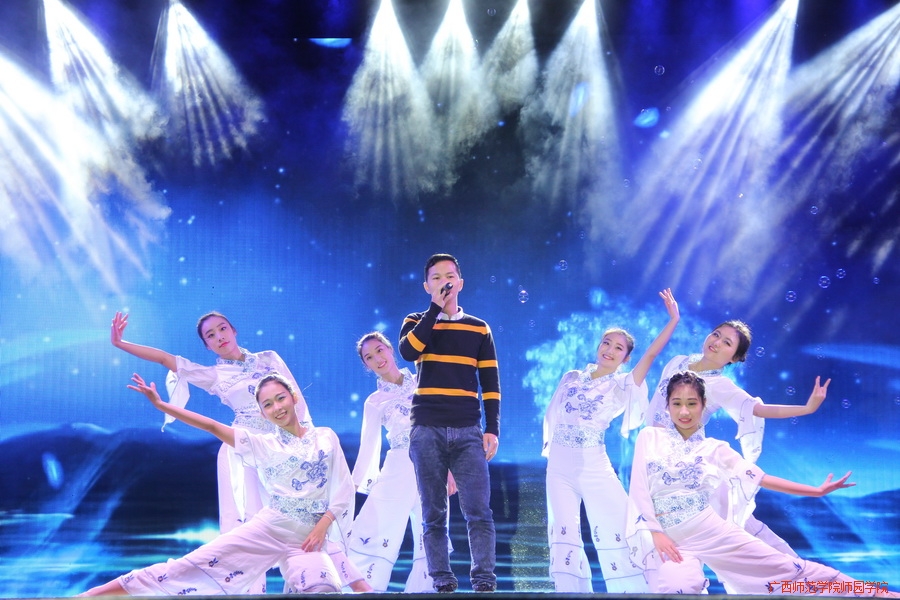 歌曲《歌曲聯唱》表演者：輔導員（圖一）